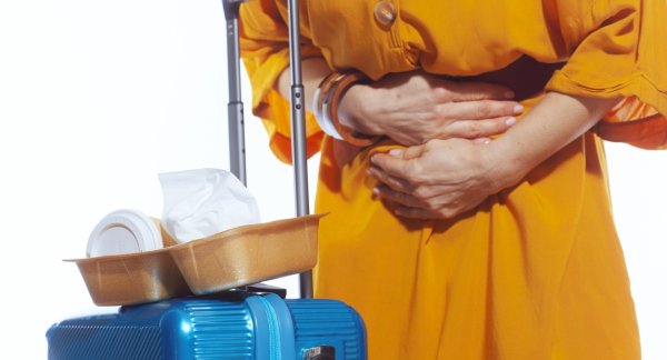 Disbiosi estiva: come i viaggi, i cambi di orario e l'alimentazione disordinata alterano la flora batterica