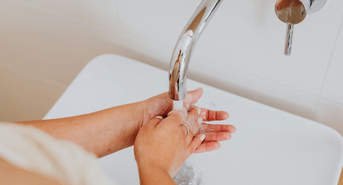 È vero che lavarsi spesso le mani riduce davvero i malanni?
